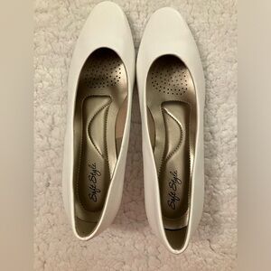 NWOT white women’s size 8.5 dress shoe